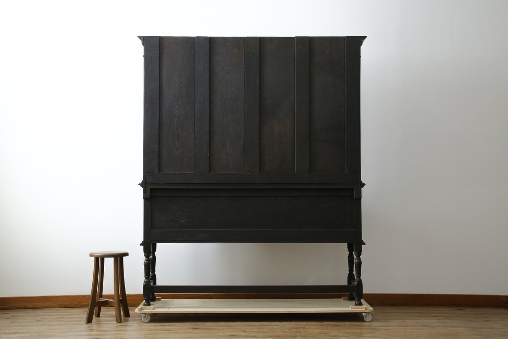 イギリスアンティーク　オーク材　シックな佇まいが味わい深いカップボード　(R-077630)