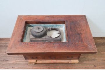 和製アンティーク　総欅(ケヤキ)材　趣のある佇まいが魅力的な関西火鉢(囲炉裏、座卓、木製火鉢、長火鉢、ローテーブル)(R-077634)