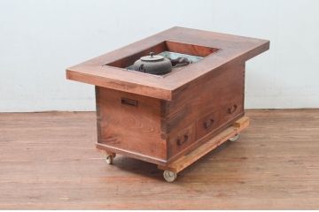 和製アンティーク　総欅(ケヤキ)材　趣のある佇まいが魅力的な関西火鉢(囲炉裏、座卓、木製火鉢、長火鉢、ローテーブル)(R-077634)