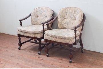 中古　カリモク家具(karimoku)　ゆったりと座れるキャスター付きダイニングアームチェア2脚セット(ダイニングチェア、ラウンジチェア、イス、椅子、バラ売り可能)(定価2脚で約16万円)(R-077635)