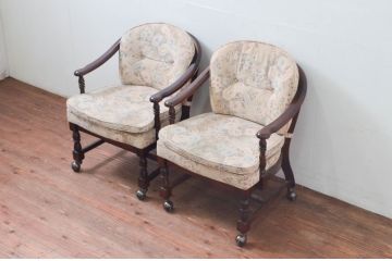 中古　カリモク家具(karimoku)　ゆったりと座れるキャスター付きダイニングアームチェア2脚セット(ダイニングチェア、ラウンジチェア、イス、椅子、バラ売り可能)(定価2脚で約16万円)(R-077635)