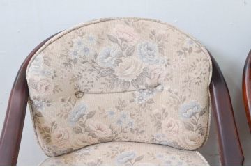 中古　カリモク家具(karimoku)　ゆったりと座れるキャスター付きダイニングアームチェア2脚セット(ダイニングチェア、ラウンジチェア、イス、椅子、バラ売り可能)(定価2脚で約16万円)(R-077635)