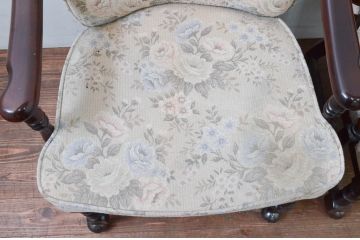 中古　カリモク家具(karimoku)　ゆったりと座れるキャスター付きダイニングアームチェア2脚セット(ダイニングチェア、ラウンジチェア、イス、椅子、バラ売り可能)(定価2脚で約16万円)(R-077635)