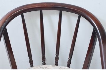 中古　カリモク家具(karimoku)　ゆったりと座れるキャスター付きダイニングアームチェア2脚セット(ダイニングチェア、ラウンジチェア、イス、椅子、バラ売り可能)(定価2脚で約16万円)(R-077635)