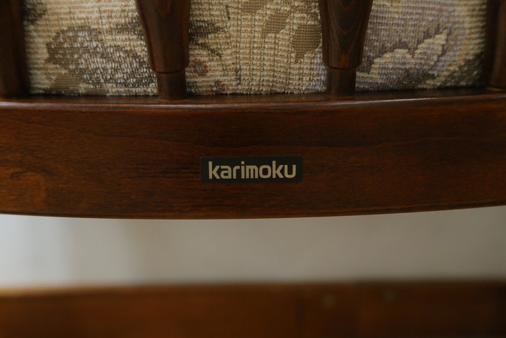 中古　カリモク家具(karimoku)　コロニアルシリーズ　キャスター付きダイニングアームチェア　定価約8万円　(R-077635)
