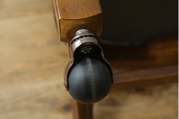 中古　カリモク家具(karimoku)　コロニアルシリーズ　キャスター付きダイニングアームチェア　定価約8万円　(R-077635)