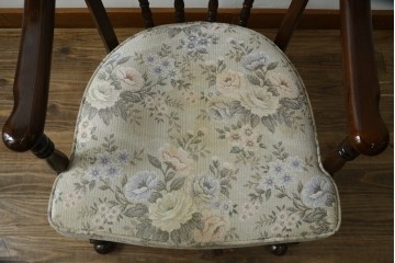 中古　カリモク家具(karimoku)　コロニアルシリーズ　キャスター付きダイニングアームチェア　定価約8万円　(R-077635)