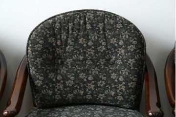 中古　美品　カリモク家具(karimoku)　ゆったりと座れるキャスター付きダイニングアームチェア4脚セット(ダイニングチェア、ラウンジチェア、イス、椅子)(定価4脚で約32万円)(R-077637)