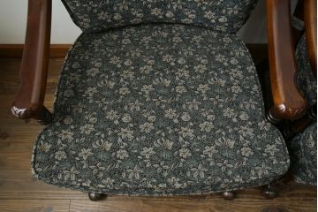 中古　美品　カリモク家具(karimoku)　ゆったりと座れるキャスター付きダイニングアームチェア4脚セット(ダイニングチェア、ラウンジチェア、イス、椅子)(定価4脚で約32万円)(R-077637)