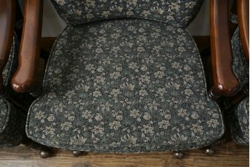 中古　美品　カリモク家具(karimoku)　ゆったりと座れるキャスター付きダイニングアームチェア4脚セット(ダイニングチェア、ラウンジチェア、イス、椅子)(定価4脚で約32万円)(R-077637)