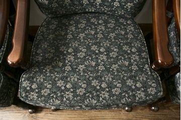 中古　美品　カリモク家具(karimoku)　ゆったりと座れるキャスター付きダイニングアームチェア4脚セット(ダイニングチェア、ラウンジチェア、イス、椅子)(定価4脚で約32万円)(R-077637)