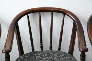 中古　美品　カリモク家具(karimoku)　ゆったりと座れるキャスター付きダイニングアームチェア4脚セット(ダイニングチェア、ラウンジチェア、イス、椅子)(定価4脚で約32万円)(R-077637)