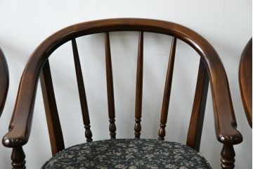 中古　美品　カリモク家具(karimoku)　ゆったりと座れるキャスター付きダイニングアームチェア4脚セット(ダイニングチェア、ラウンジチェア、イス、椅子)(定価4脚で約32万円)(R-077637)