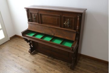 イギリスアンティーク　粋な使い方でディスプレイにも収納にもなるピアノリメイクキャビネット(食器棚、戸棚、収納棚、英国)(R-077642)