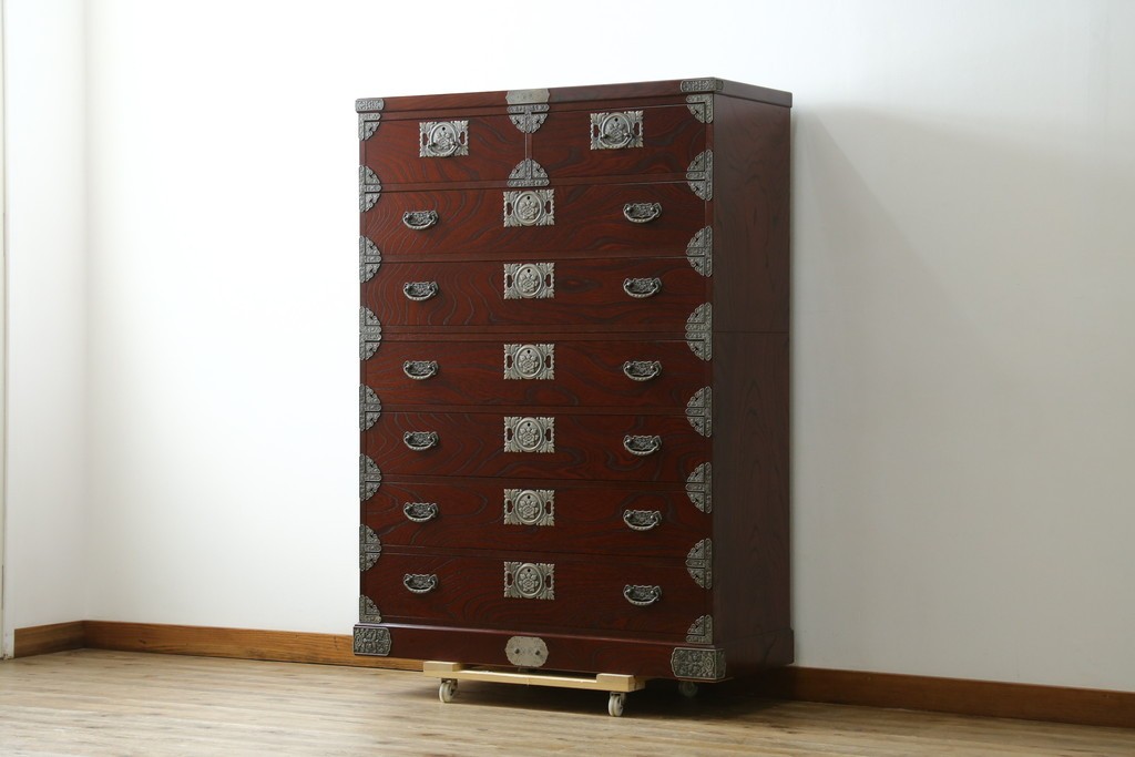 中古　四国・高松工芸家具　飛鳥欅箪笥　金具装飾が美しい欅材の衣装箪笥　(R-077646)