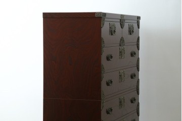 中古　四国・高松工芸家具　飛鳥欅箪笥　金具装飾が美しい欅材の衣装箪笥　(R-077646)