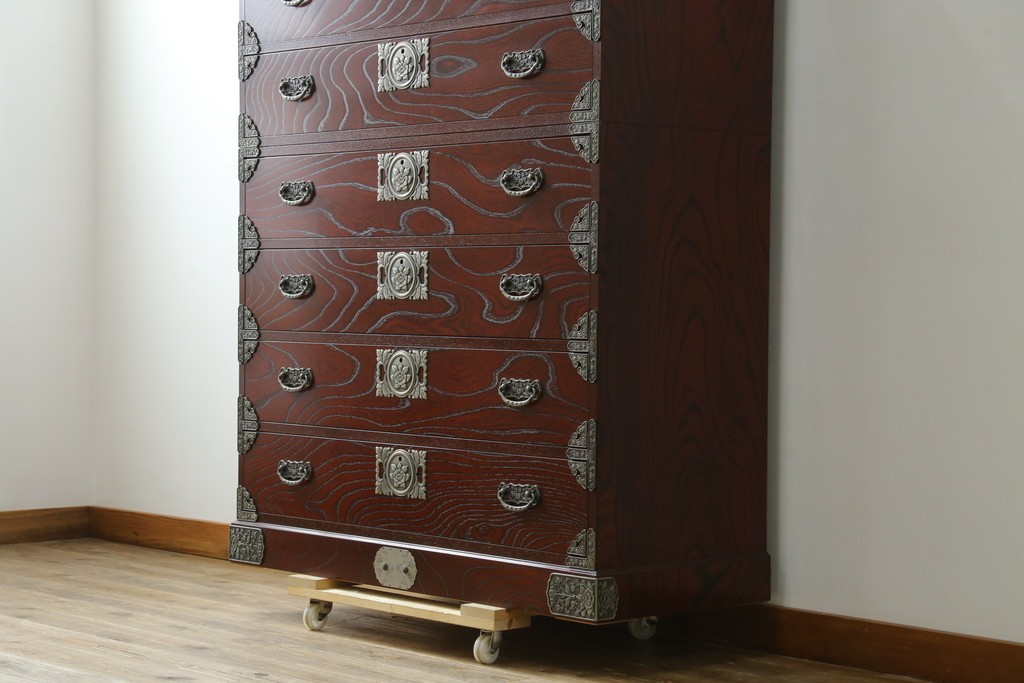 中古　四国・高松工芸家具　飛鳥欅箪笥　金具装飾が美しい欅材の衣装箪笥　(R-077646)