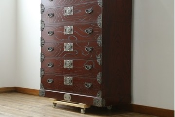 中古　四国・高松工芸家具　飛鳥欅箪笥　金具装飾が美しい欅材の衣装箪笥　(R-077646)