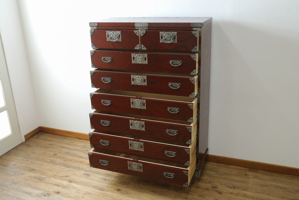 中古　四国・高松工芸家具　飛鳥欅箪笥　金具装飾が美しい欅材の衣装箪笥　(R-077646)