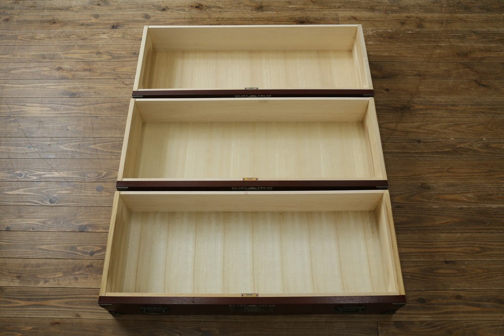 中古　四国・高松工芸家具　飛鳥欅箪笥　金具装飾が美しい欅材の衣装箪笥　(R-077646)