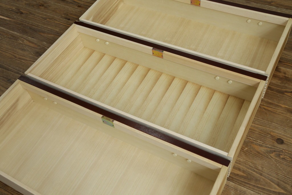 中古　四国・高松工芸家具　飛鳥欅箪笥　金具装飾が美しい欅材の衣装箪笥　(R-077646)