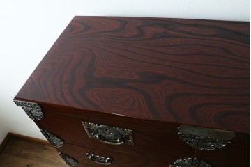 中古　四国・高松工芸家具　飛鳥欅箪笥　金具装飾が美しい欅材の衣装箪笥　(R-077646)
