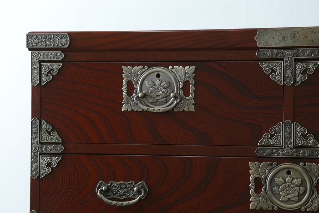 中古　四国・高松工芸家具　飛鳥欅箪笥　金具装飾が美しい欅材の衣装箪笥　(R-077646)