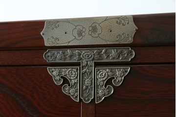中古　四国・高松工芸家具　飛鳥欅箪笥　金具装飾が美しい欅材の衣装箪笥　(R-077646)