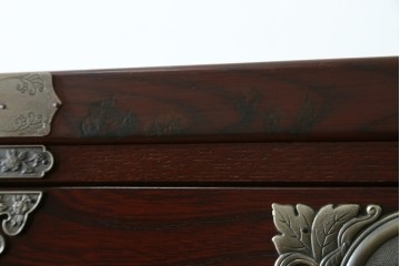 中古　四国・高松工芸家具　飛鳥欅箪笥　金具装飾が美しい欅材の衣装箪笥　(R-077646)