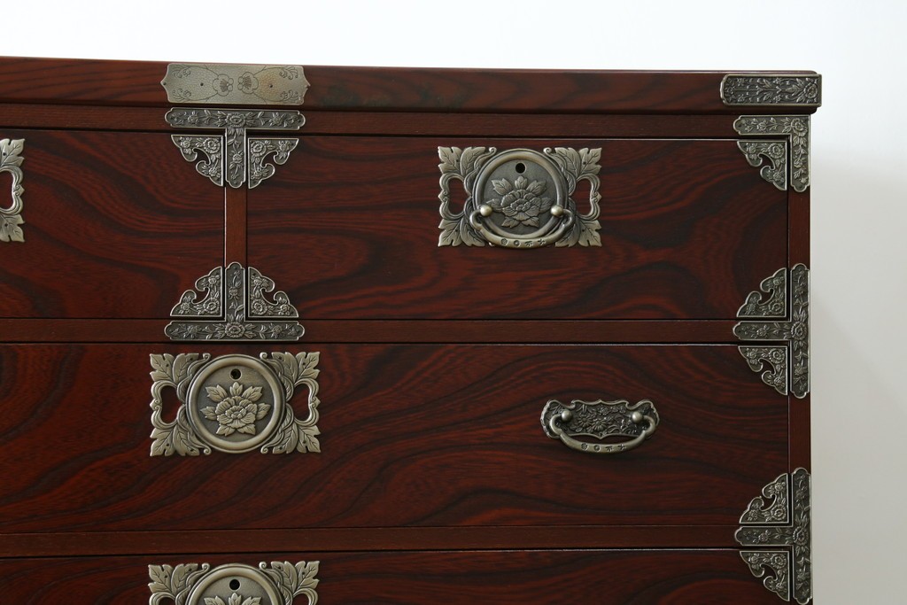 中古　四国・高松工芸家具　飛鳥欅箪笥　金具装飾が美しい欅材の衣装箪笥　(R-077646)