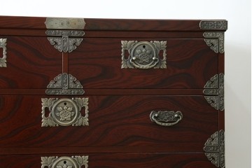中古　四国・高松工芸家具　飛鳥欅箪笥　金具装飾が美しい欅材の衣装箪笥　(R-077646)