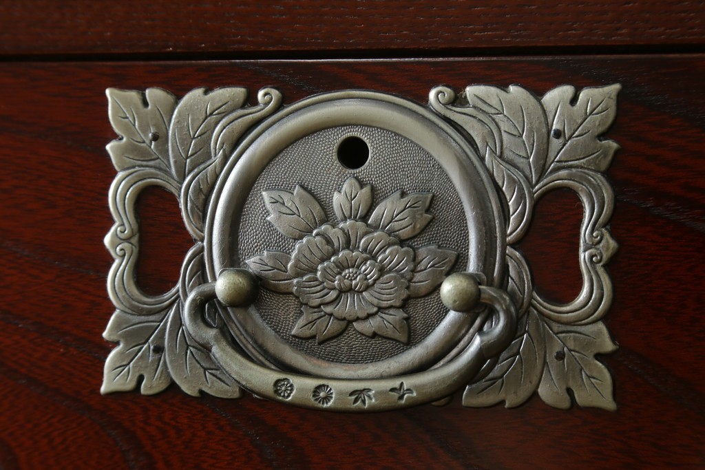 中古　四国・高松工芸家具　飛鳥欅箪笥　金具装飾が美しい欅材の衣装箪笥　(R-077646)