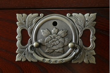 中古　四国・高松工芸家具　飛鳥欅箪笥　金具装飾が美しい欅材の衣装箪笥　(R-077646)