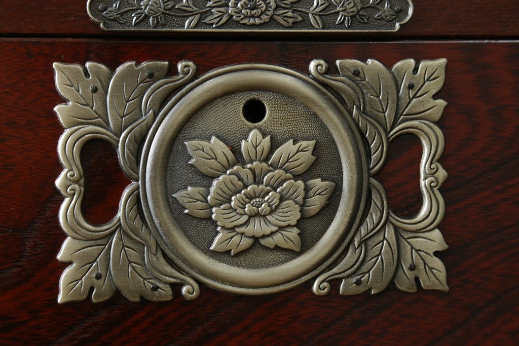 中古　四国・高松工芸家具　飛鳥欅箪笥　金具装飾が美しい欅材の衣装箪笥　(R-077646)