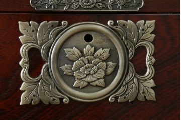 中古　四国・高松工芸家具　飛鳥欅箪笥　金具装飾が美しい欅材の衣装箪笥　(R-077646)