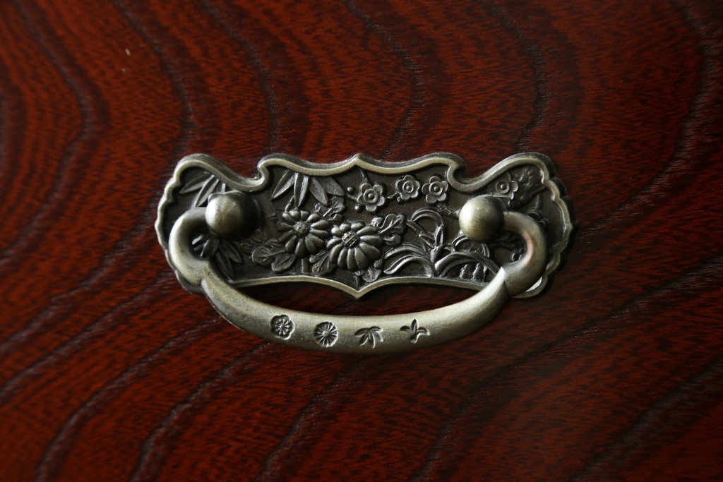 中古　四国・高松工芸家具　飛鳥欅箪笥　金具装飾が美しい欅材の衣装箪笥　(R-077646)