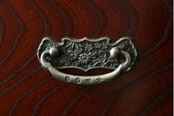 中古　四国・高松工芸家具　飛鳥欅箪笥　金具装飾が美しい欅材の衣装箪笥　(R-077646)