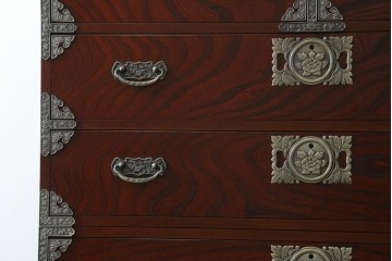 中古　四国・高松工芸家具　飛鳥欅箪笥　金具装飾が美しい欅材の衣装箪笥　(R-077646)