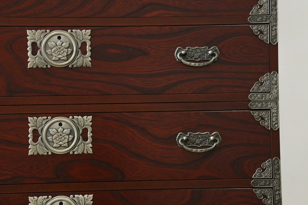 中古　四国・高松工芸家具　飛鳥欅箪笥　金具装飾が美しい欅材の衣装箪笥　(R-077646)
