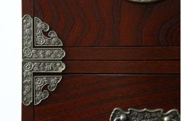 中古　四国・高松工芸家具　飛鳥欅箪笥　金具装飾が美しい欅材の衣装箪笥　(R-077646)