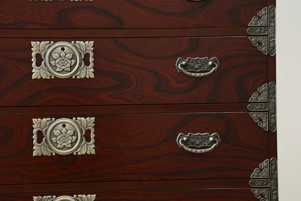 中古　四国・高松工芸家具　飛鳥欅箪笥　金具装飾が美しい欅材の衣装箪笥　(R-077646)