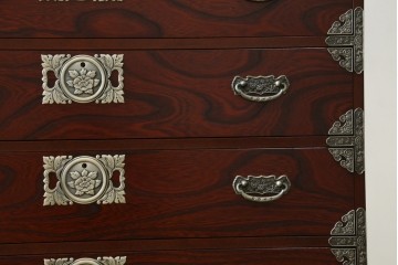 中古　四国・高松工芸家具　飛鳥欅箪笥　金具装飾が美しい欅材の衣装箪笥　(R-077646)