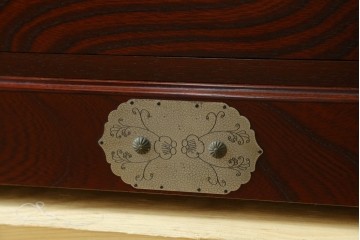 中古　四国・高松工芸家具　飛鳥欅箪笥　金具装飾が美しい欅材の衣装箪笥　(R-077646)