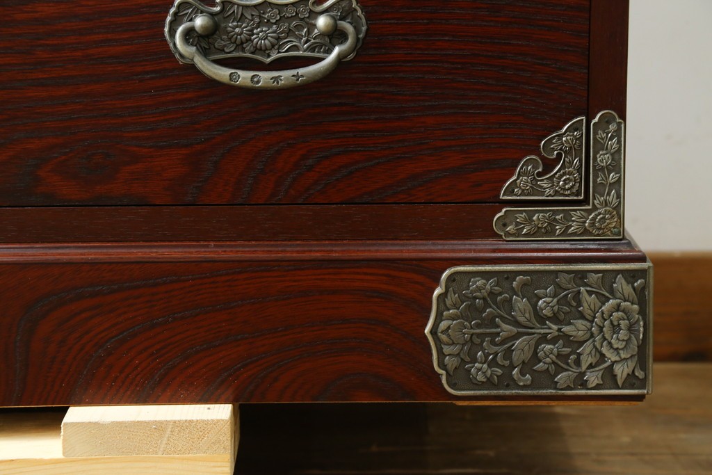 中古　四国・高松工芸家具　飛鳥欅箪笥　金具装飾が美しい欅材の衣装箪笥　(R-077646)
