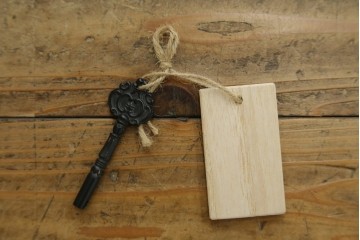 中古　四国・高松工芸家具　飛鳥欅箪笥　金具装飾が美しい欅材の衣装箪笥　(R-077646)