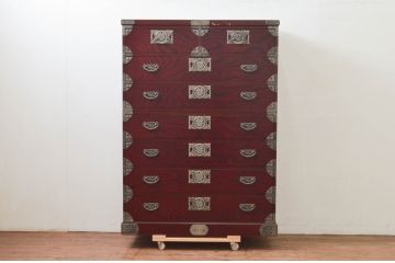 中古　四国・高松　飛鳥民芸家具　欅(ケヤキ)箪笥　赤みがかった木の色味と美しい金具が目を惹く衣装箪笥(和タンス、収納箪笥、整理箪笥、引き出し)(R-077646)
