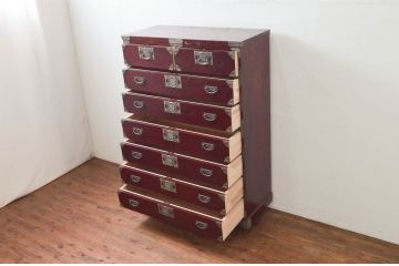 中古　四国・高松　飛鳥民芸家具　欅(ケヤキ)箪笥　赤みがかった木の色味と美しい金具が目を惹く衣装箪笥(和タンス、収納箪笥、整理箪笥、引き出し)(R-077646)