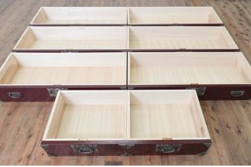中古　四国・高松　飛鳥民芸家具　欅(ケヤキ)箪笥　赤みがかった木の色味と美しい金具が目を惹く衣装箪笥(和タンス、収納箪笥、整理箪笥、引き出し)(R-077646)