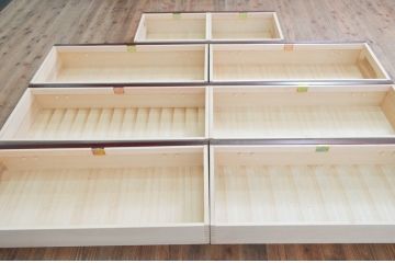 中古　四国・高松　飛鳥民芸家具　欅(ケヤキ)箪笥　赤みがかった木の色味と美しい金具が目を惹く衣装箪笥(和タンス、収納箪笥、整理箪笥、引き出し)(R-077646)