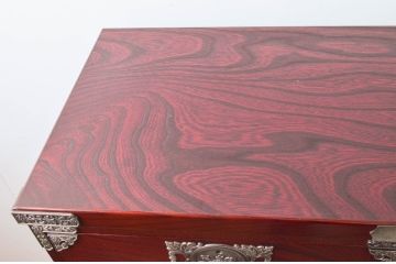 中古　四国・高松　飛鳥民芸家具　欅(ケヤキ)箪笥　赤みがかった木の色味と美しい金具が目を惹く衣装箪笥(和タンス、収納箪笥、整理箪笥、引き出し)(R-077646)